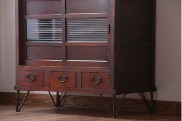 アンティーク家具　和製アンティーク　モールガラス入り引き戸の鉄脚付き収納棚