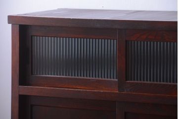 アンティーク家具　和製アンティーク　モールガラス入り引き戸の鉄脚付き収納棚