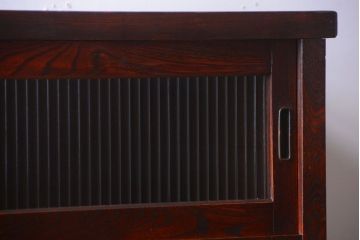 アンティーク家具　和製アンティーク　モールガラス入り引き戸の鉄脚付き収納棚