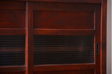 アンティーク家具　和製アンティーク　モールガラス入り引き戸の鉄脚付き収納棚