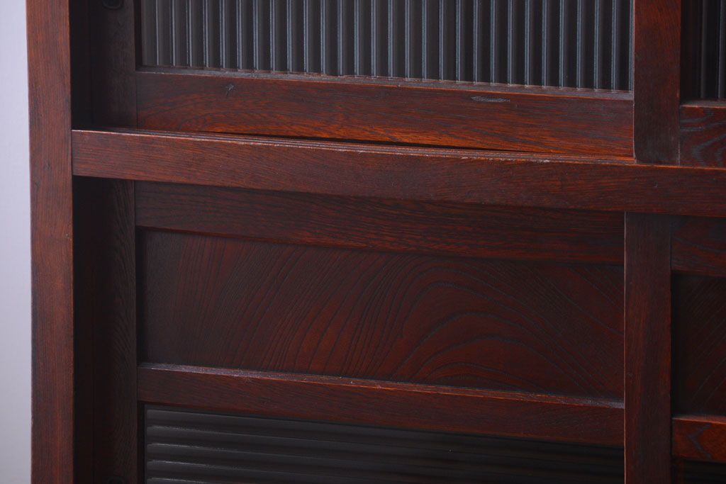 アンティーク家具　和製アンティーク　モールガラス入り引き戸の鉄脚付き収納棚