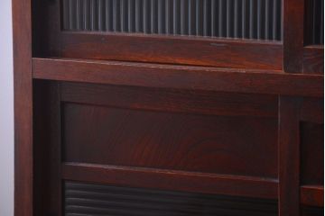 アンティーク家具　和製アンティーク　モールガラス入り引き戸の鉄脚付き収納棚