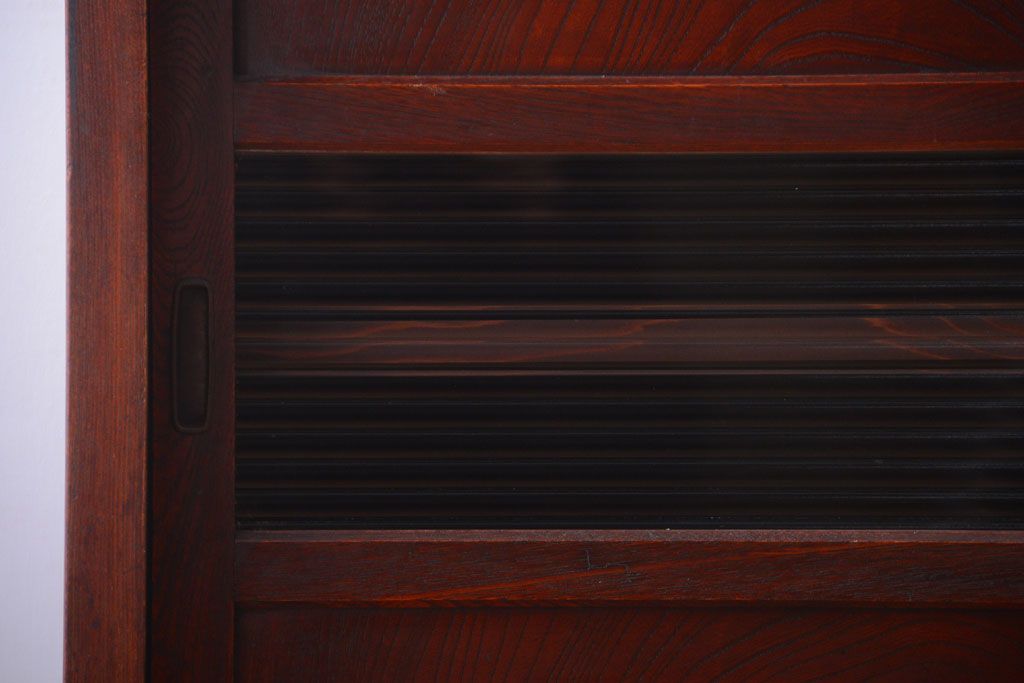 アンティーク家具　和製アンティーク　モールガラス入り引き戸の鉄脚付き収納棚