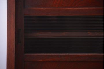 アンティーク家具　和製アンティーク　モールガラス入り引き戸の鉄脚付き収納棚