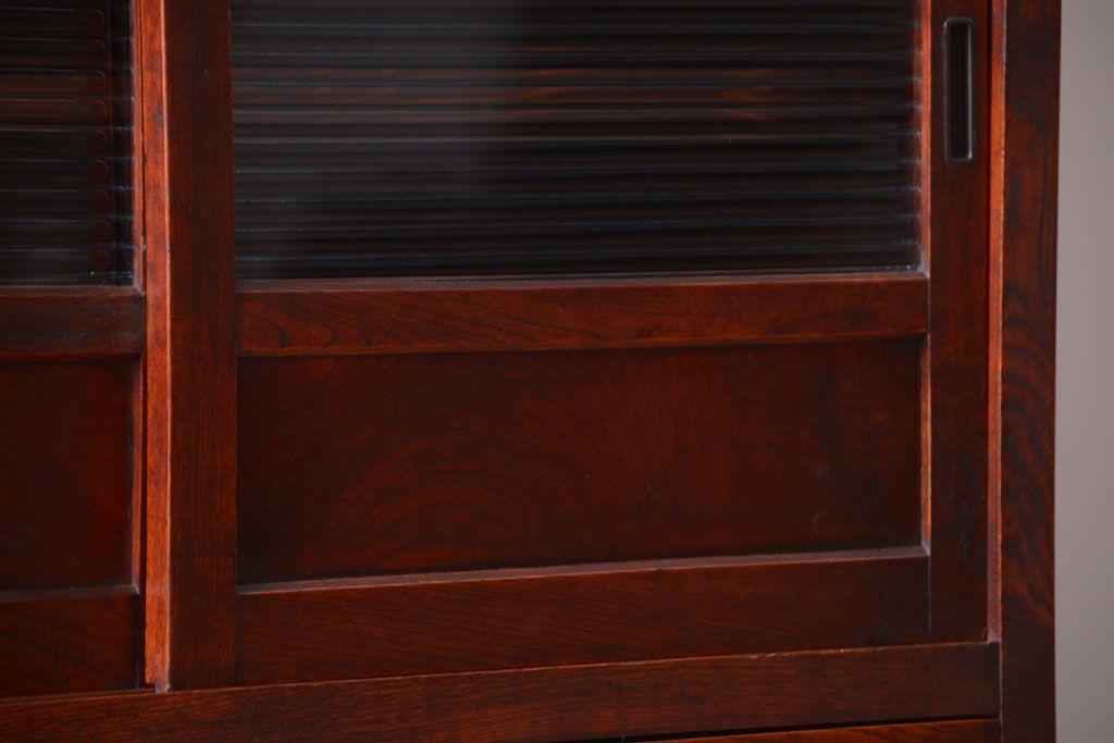 アンティーク家具　和製アンティーク　モールガラス入り引き戸の鉄脚付き収納棚