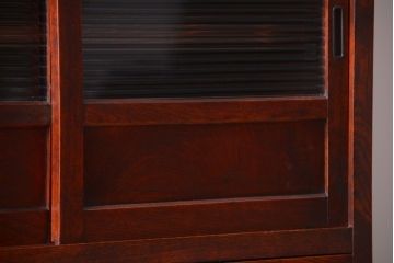 アンティーク家具　和製アンティーク　モールガラス入り引き戸の鉄脚付き収納棚