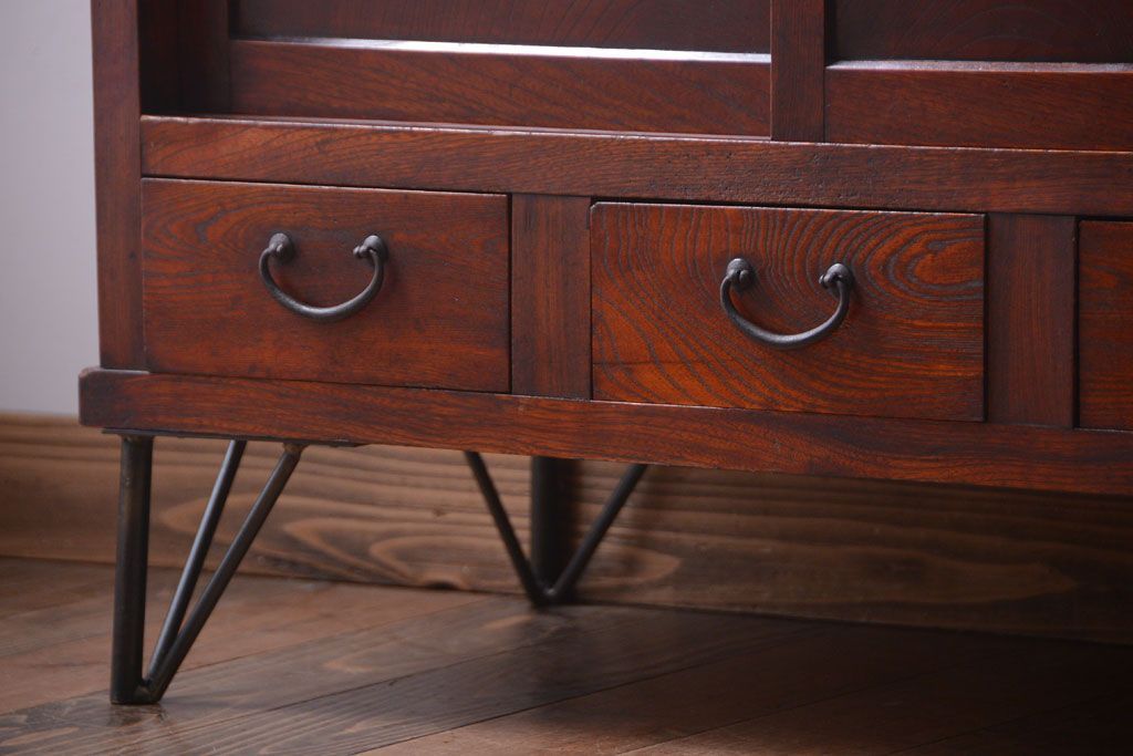 アンティーク家具　和製アンティーク　モールガラス入り引き戸の鉄脚付き収納棚