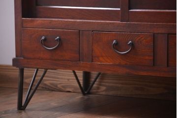 アンティーク家具　和製アンティーク　モールガラス入り引き戸の鉄脚付き収納棚