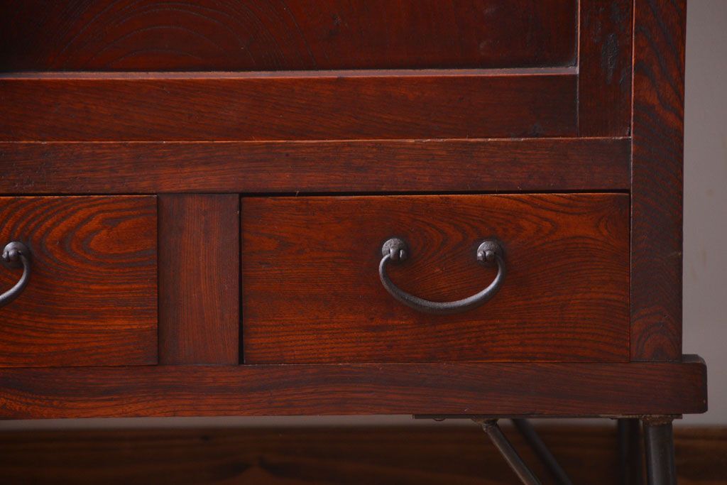 アンティーク家具　和製アンティーク　モールガラス入り引き戸の鉄脚付き収納棚