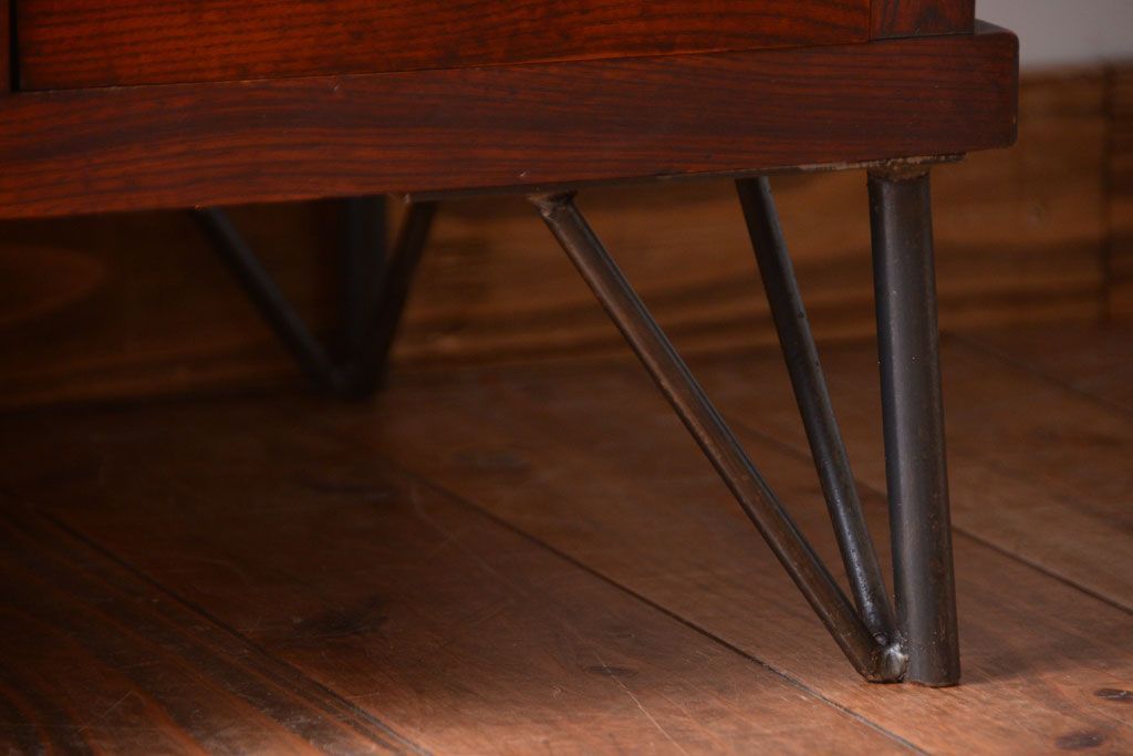 アンティーク家具　和製アンティーク　モールガラス入り引き戸の鉄脚付き収納棚