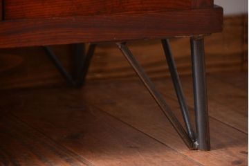 アンティーク家具　和製アンティーク　モールガラス入り引き戸の鉄脚付き収納棚