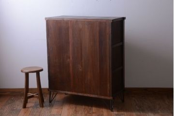 アンティーク家具　和製アンティーク　モールガラス入り引き戸の鉄脚付き収納棚