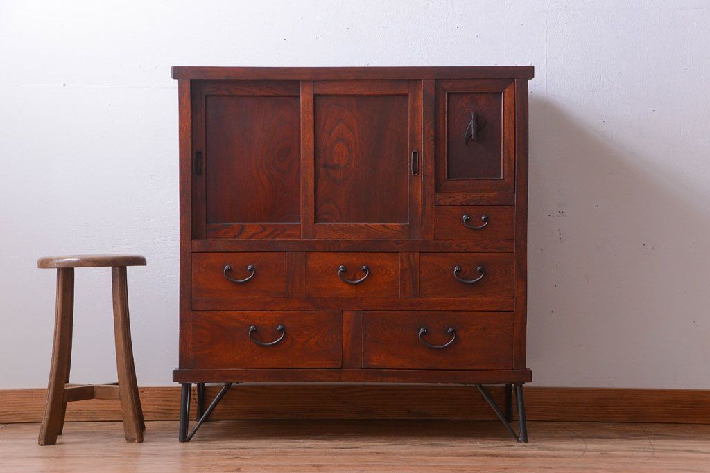 アンティーク家具　アンティーク　前面欅材の鉄脚キャビネット(収納棚)