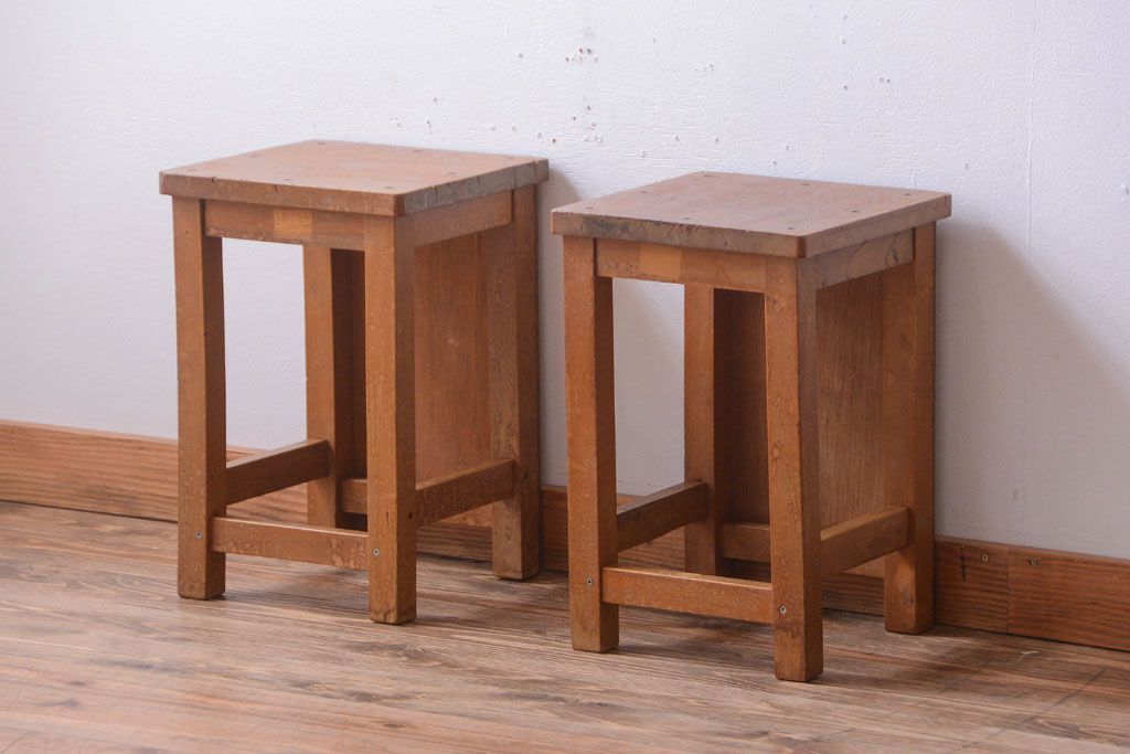 レトロ家具　昭和レトロ　古い学校の木製角スツール2脚セット(1)
