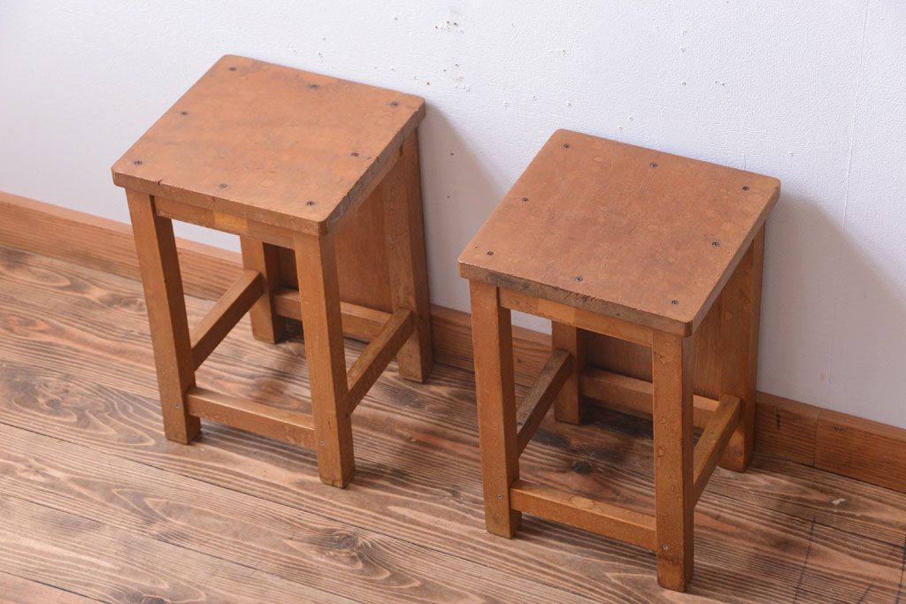レトロ家具　昭和レトロ　古い学校の木製角スツール2脚セット(1)