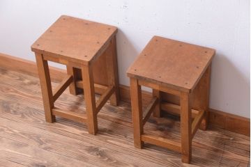 レトロ家具　昭和レトロ　古い学校の木製角スツール2脚セット(1)