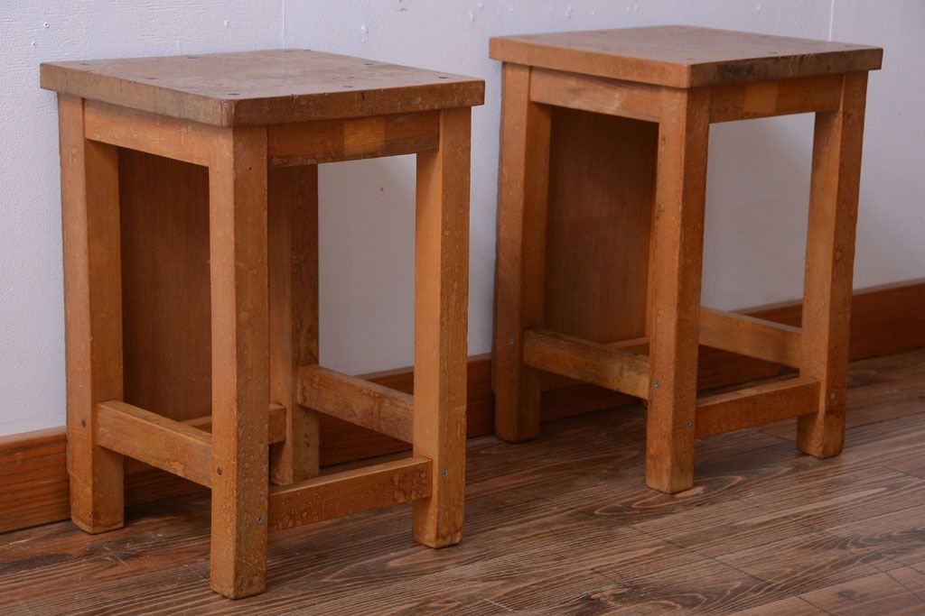 レトロ家具　昭和レトロ　古い学校の木製角スツール2脚セット(1)