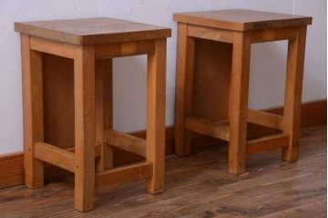 レトロ家具　昭和レトロ　古い学校の木製角スツール2脚セット(1)