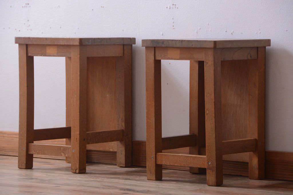 レトロ家具　昭和レトロ　古い学校の木製角スツール2脚セット(1)