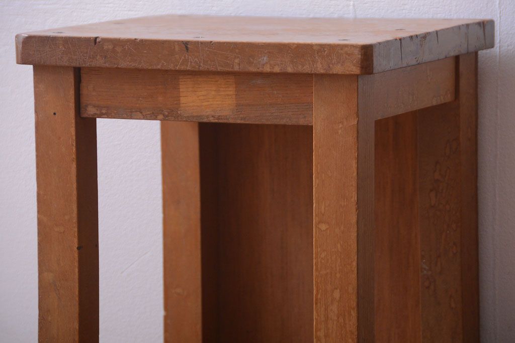 レトロ家具　昭和レトロ　古い学校の木製角スツール2脚セット(1)