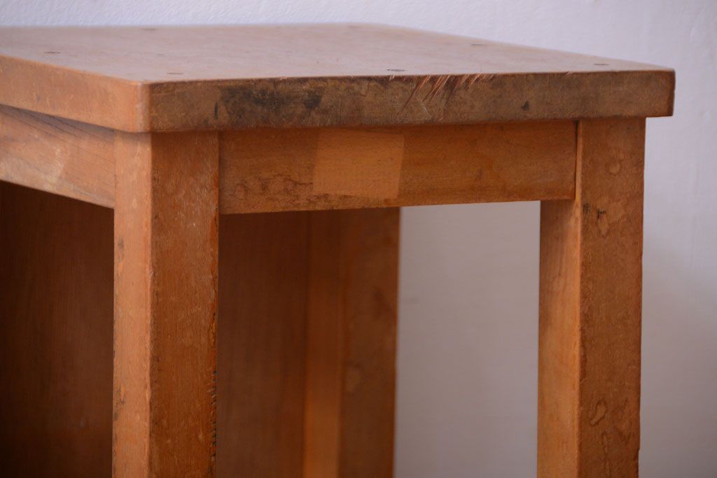 レトロ家具　昭和レトロ　古い学校の木製角スツール2脚セット(1)