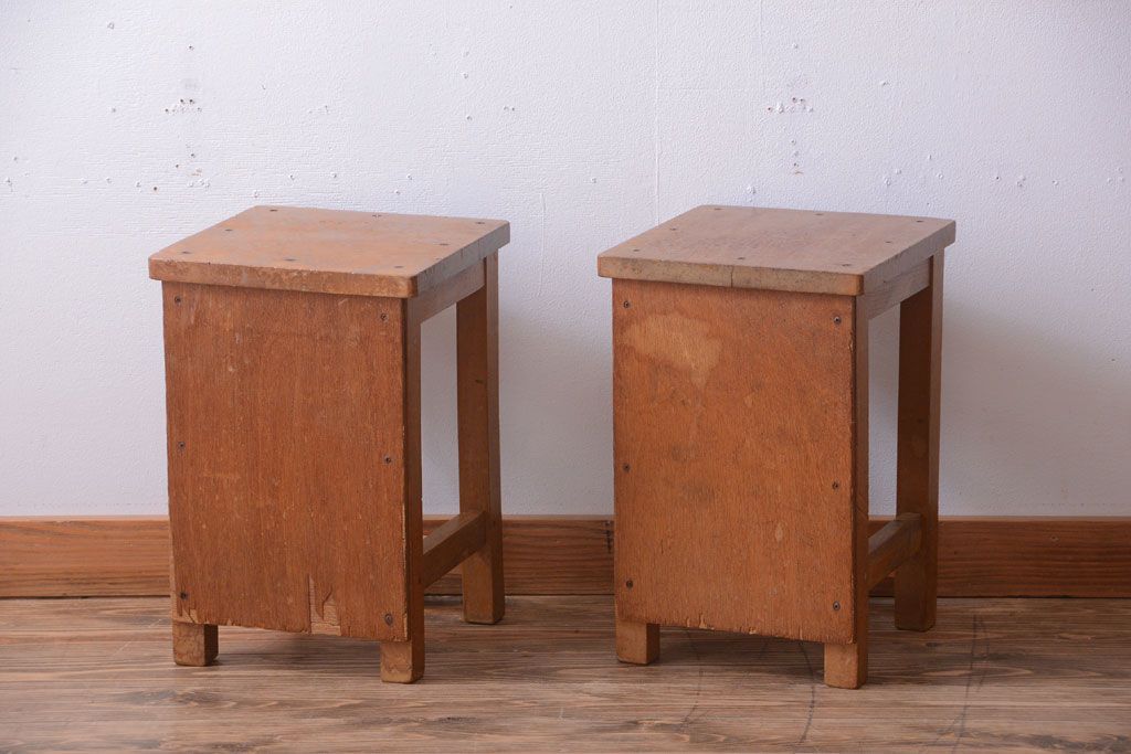 レトロ家具　昭和レトロ　古い学校の木製角スツール2脚セット(1)