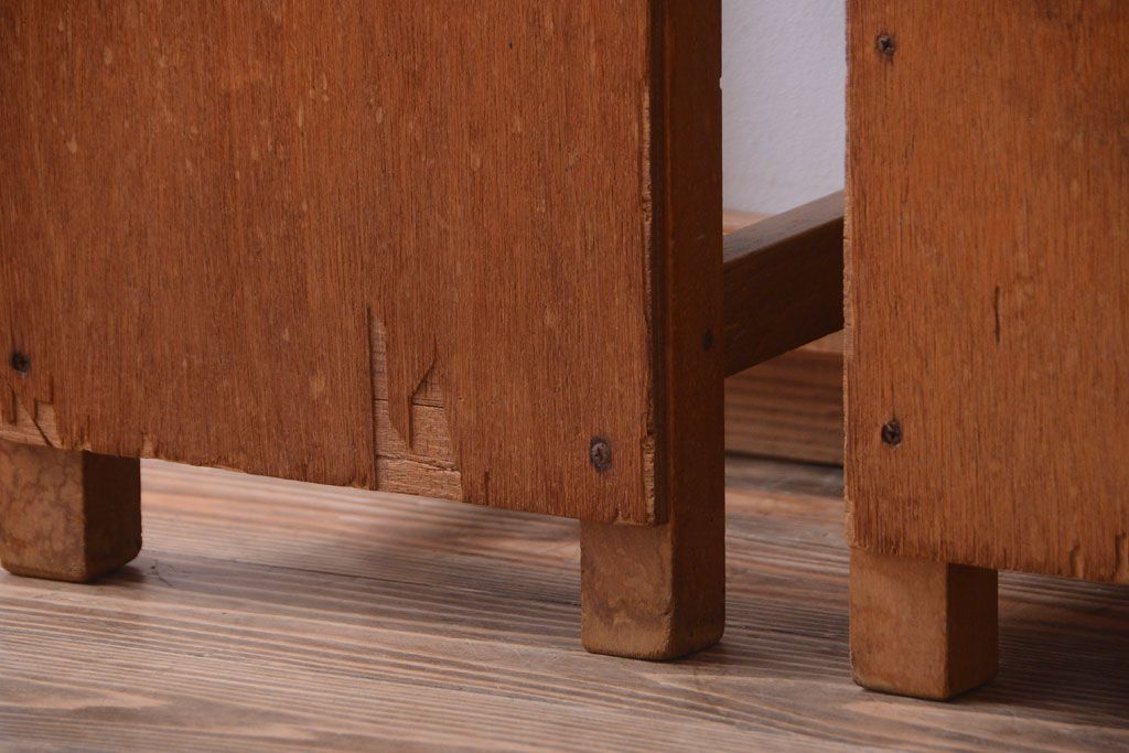 レトロ家具　昭和レトロ　古い学校の木製角スツール2脚セット(1)