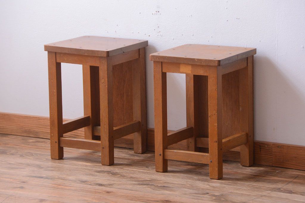 レトロ家具　昭和レトロ　古い学校の木製角スツール2脚セット(2)