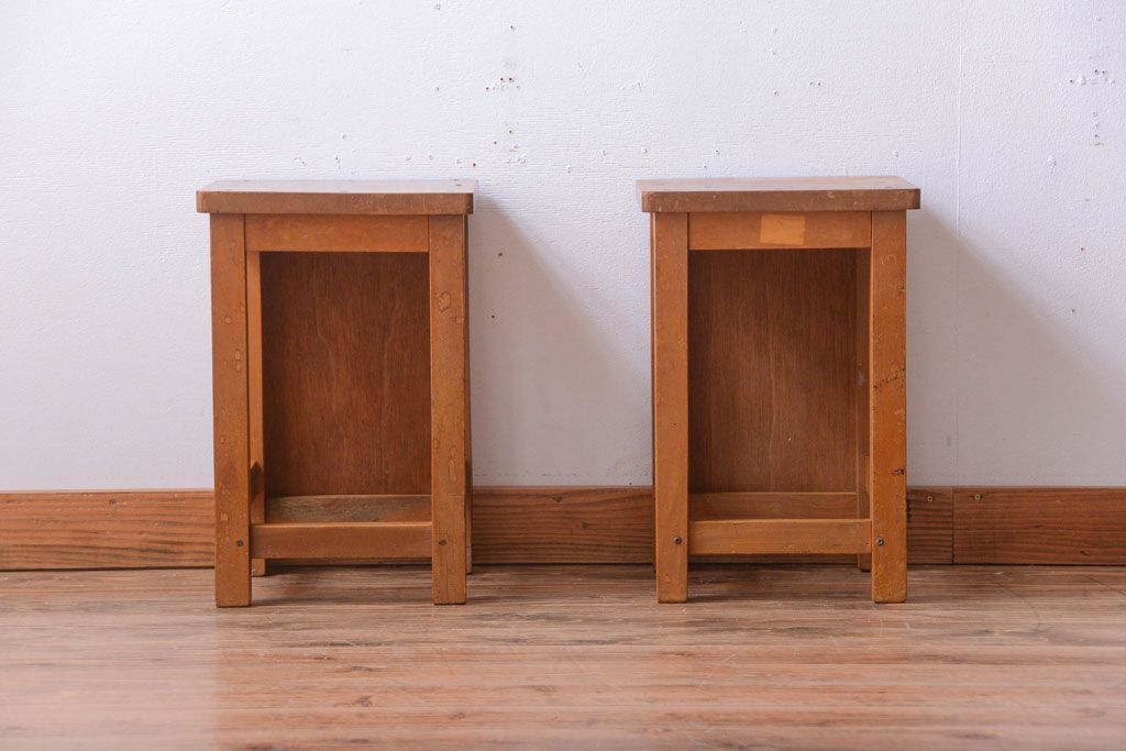 レトロ家具　昭和レトロ　古い学校の木製角スツール2脚セット(2)