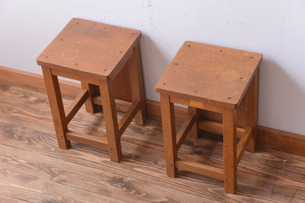 レトロ家具　昭和レトロ　古い学校の木製角スツール2脚セット(2)