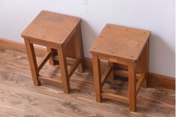 レトロ家具　昭和レトロ　古い学校の木製角スツール2脚セット(2)