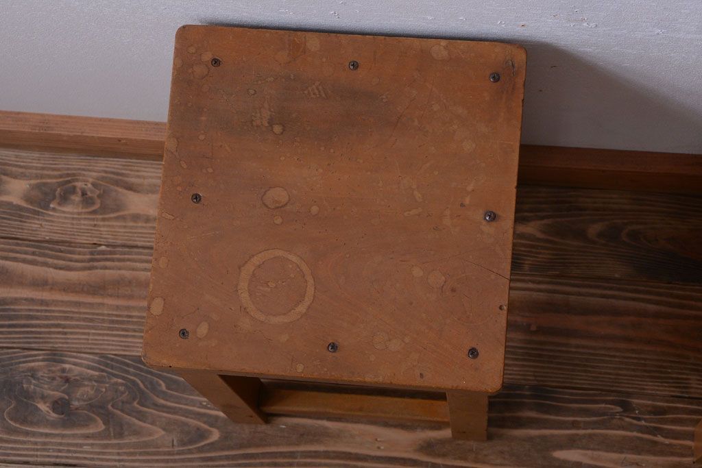レトロ家具　昭和レトロ　古い学校の木製角スツール2脚セット(2)