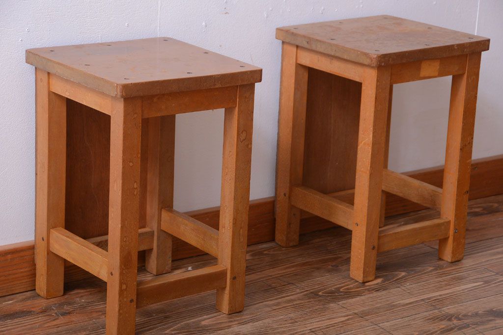 レトロ家具　昭和レトロ　古い学校の木製角スツール2脚セット(2)