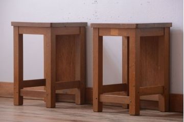 レトロ家具　昭和レトロ　古い学校の木製角スツール2脚セット(2)