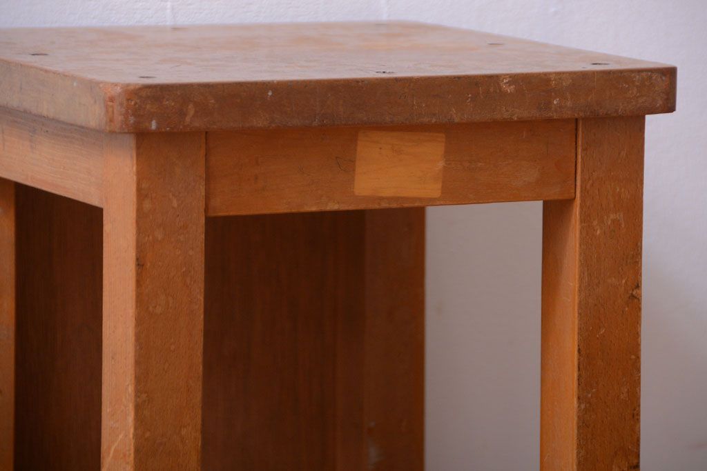 レトロ家具　昭和レトロ　古い学校の木製角スツール2脚セット(2)