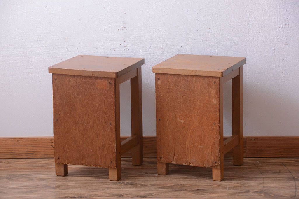 レトロ家具　昭和レトロ　古い学校の木製角スツール2脚セット(2)
