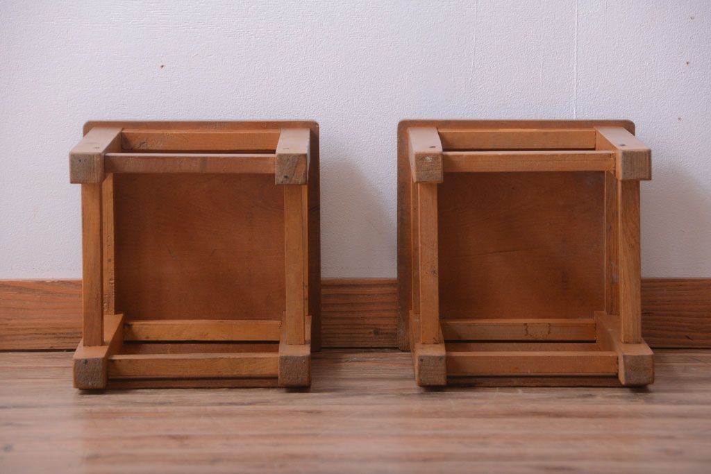 レトロ家具　昭和レトロ　古い学校の木製角スツール2脚セット(2)