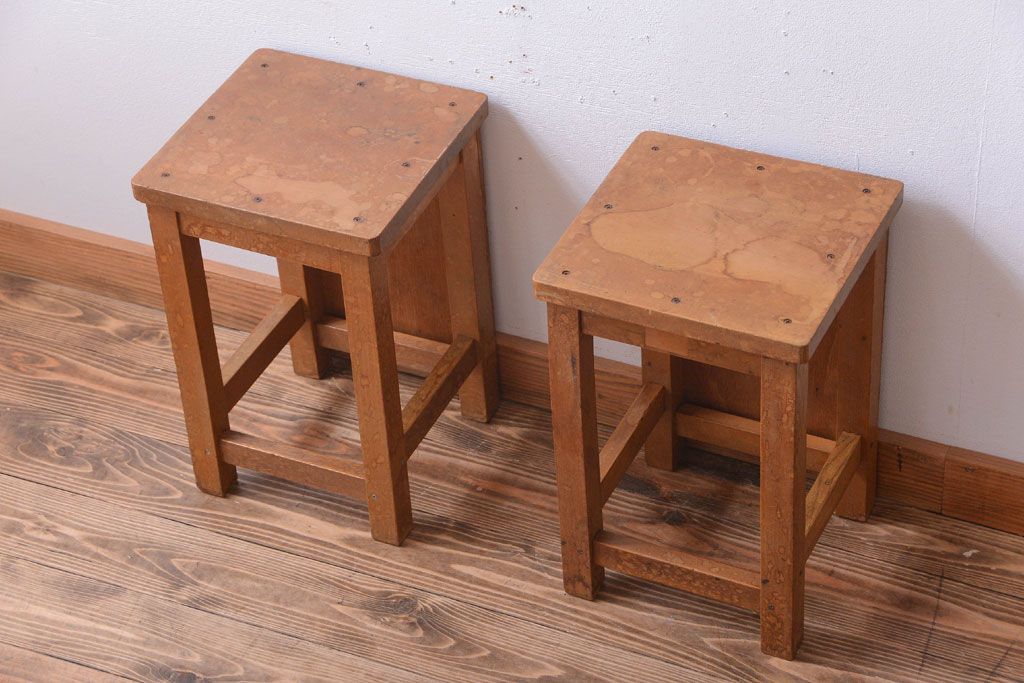 レトロ家具　昭和レトロ　古い学校の木製角スツール2脚セット(3)