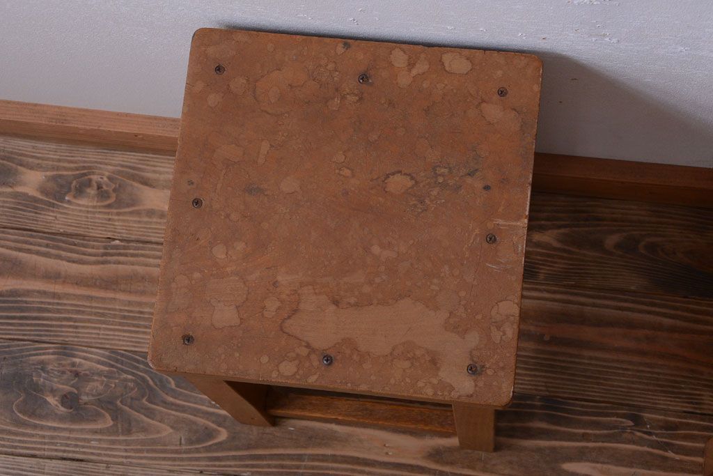 レトロ家具　昭和レトロ　古い学校の木製角スツール2脚セット(3)