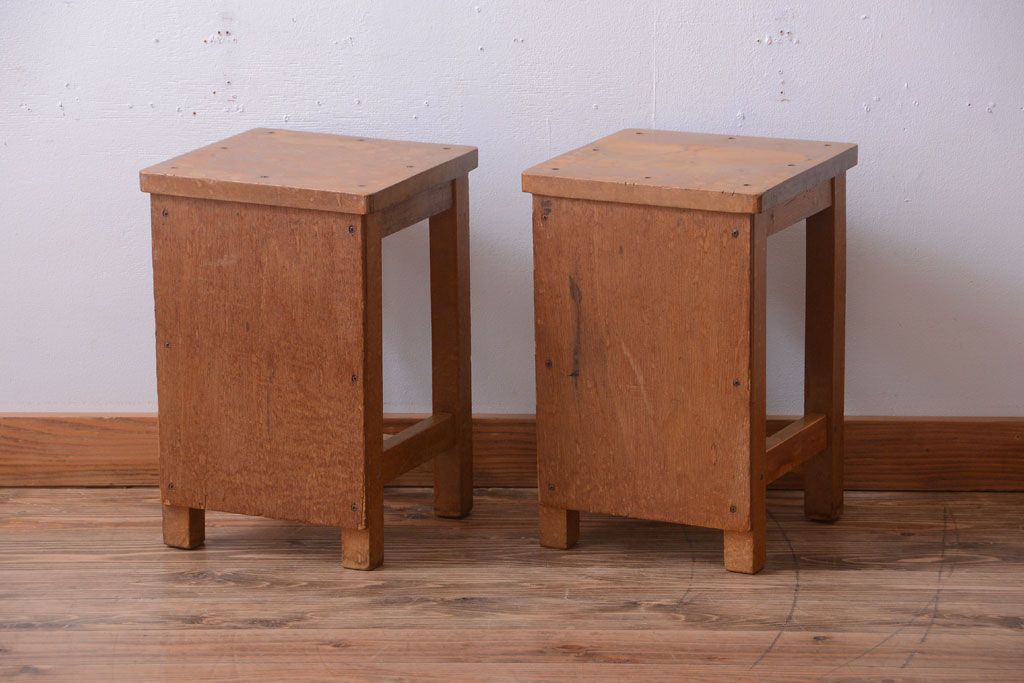 レトロ家具　昭和レトロ　古い学校の木製角スツール2脚セット(3)