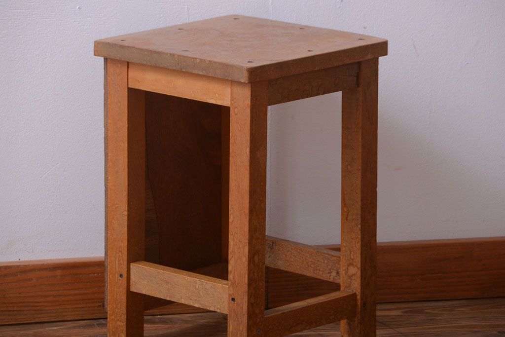 レトロ家具　昭和レトロ　古い学校の木製角スツール(1)
