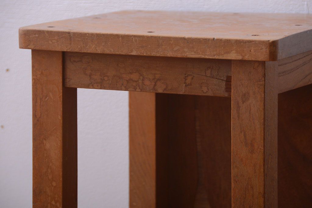 レトロ家具　昭和レトロ　古い学校の木製角スツール(1)