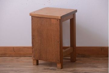 レトロ家具　昭和レトロ　古い学校の木製角スツール(1)