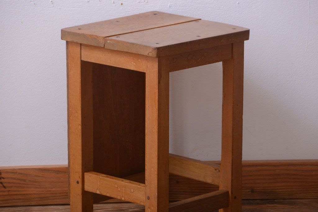 レトロ家具　昭和レトロ　古い学校の木製角スツール(2)