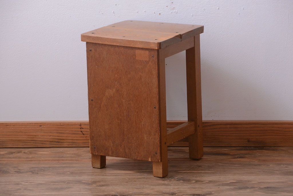レトロ家具　昭和レトロ　古い学校の木製角スツール(2)