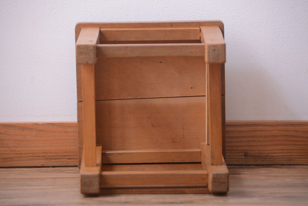 レトロ家具　昭和レトロ　古い学校の木製角スツール(2)