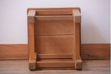 レトロ家具　昭和レトロ　古い学校の木製角スツール(2)