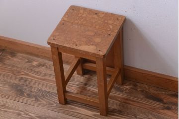 ヴィンテージ家具　ビンテージ　古い木のレトロな角スツール(1)