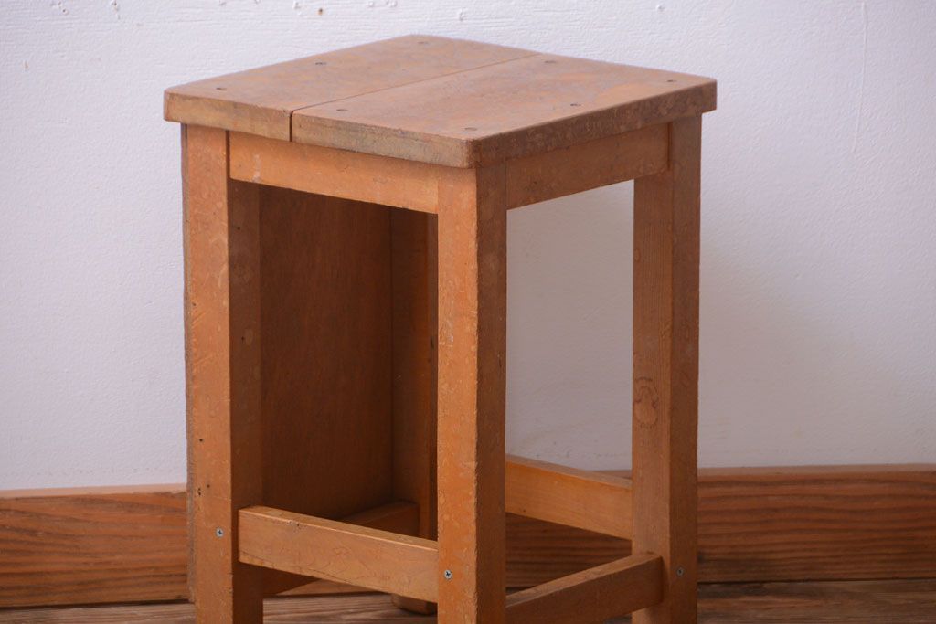 ヴィンテージ家具　ビンテージ　古い木のレトロな角スツール(1)