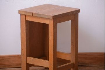 ヴィンテージ家具　ビンテージ　古い木のレトロな角スツール(1)